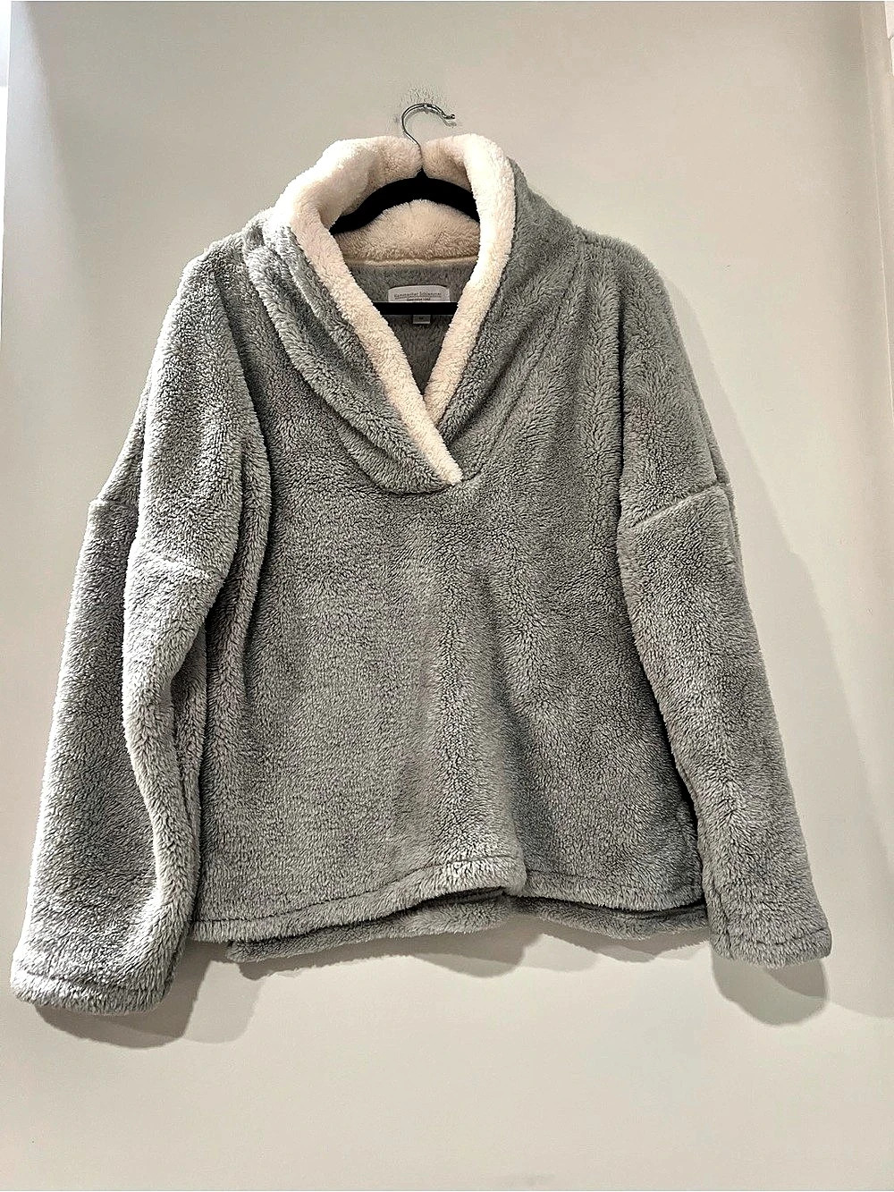Hammacher Schlemmer Teddy Fleece Pullover in Gray & Cream Size Medium